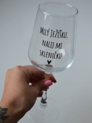 Vánoce bez stresu, zato se sklenkou vína v ruce 🍷. Sklenice s nápisem Milý Ježíšku, nalej mi skleničku rozveselí každou...