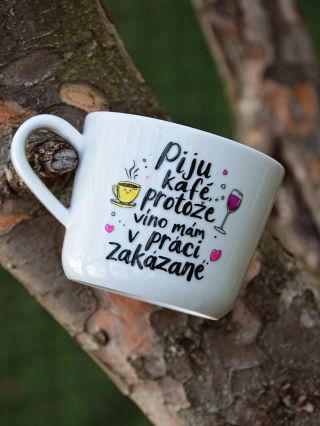 Vtipný hrnek s nápisem „Piju kafe, protože víno mám v práci zakázané“. Skvělý dárek pro kolegy, kamarády i všechny...